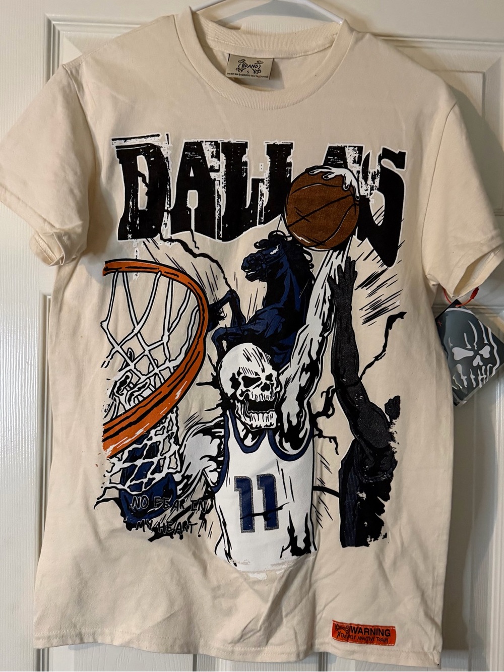 Dallas Mavericks Graphic Basketball Skull Tee - White